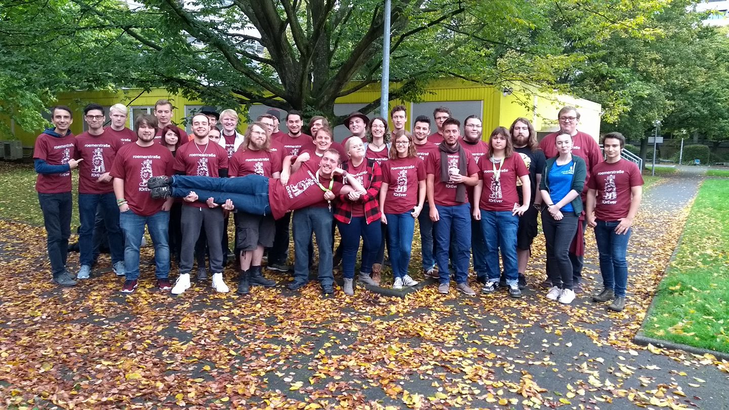 Gruppenfoto von Fachschaftlern in roten T-Shirts